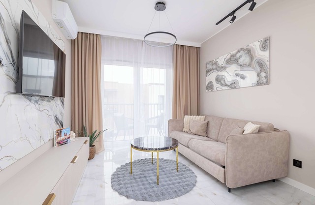 Prestizowy Apartament Parking i Biurko do Pracy by Noclegi Renters
