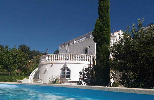 Pretty old house in the center of the Algarve with swimming pool.