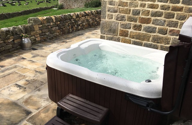 Pretty cottage with enclosed patio and private hot tub with stunning veiws