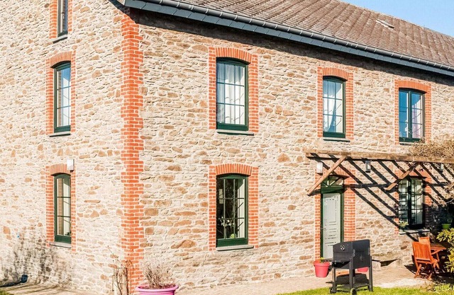 Pretty Farmhouse in Houffalize with Courtyard