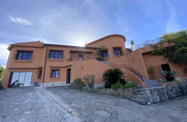 Pretty, luxurious villa with private pool and superb view