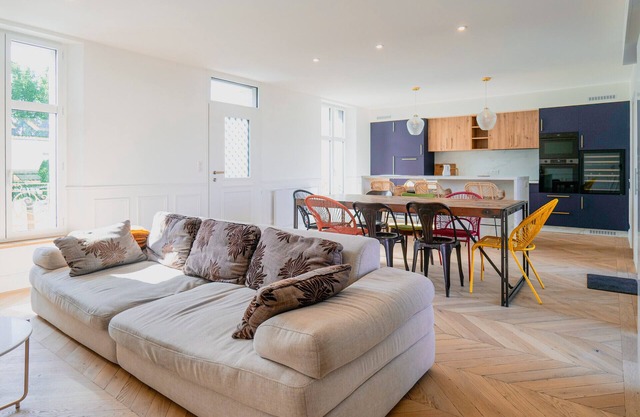 Pretty renovated town house Les Sables sleeps 13