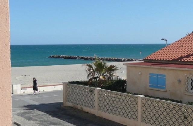 PRETTY T2, MAGNIFICENT SEA AND MOUNTAIN VIEWS, CENTRAL BEACH, WIFI, AIR CONDITIONING