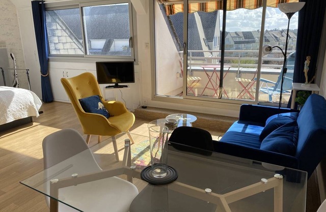 Pretty tastefully decorated studio in a residence with swimming pool and 150 m from the main beach