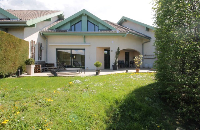 Pretty terraced house with garden level and garage
