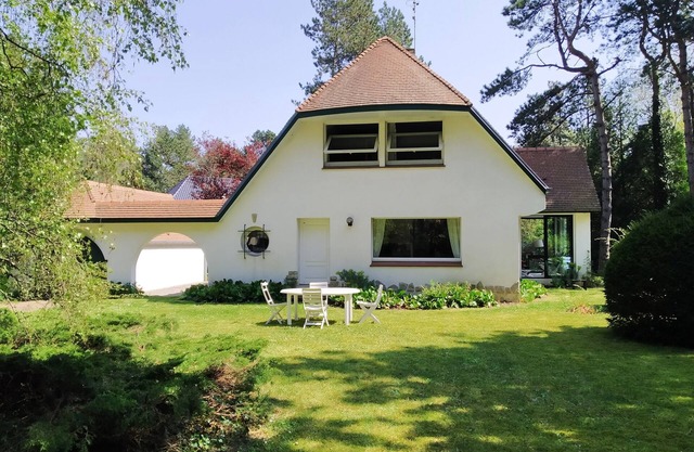 Pretty villa in the heart of a large garden in Hardelot-Plage.