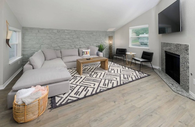 Prime Location 4 bedroom South Austin