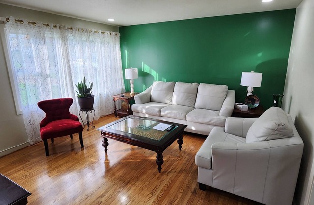 Prime Location! Cozy 2-Bedroom Stay Near Restaurants & Attractions