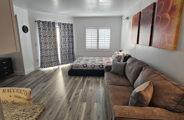 Prime Resort Studio near Universal & Disney balcony with LAKE VIEW