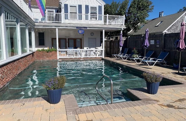 Prime West End , bright 3br/3ba on one level condo w/heated pool & spa.