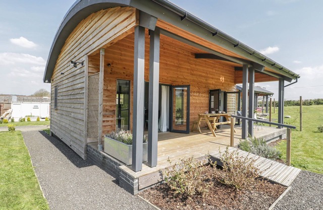 PRIMROSE, pet friendly, with a garden in West Pennard