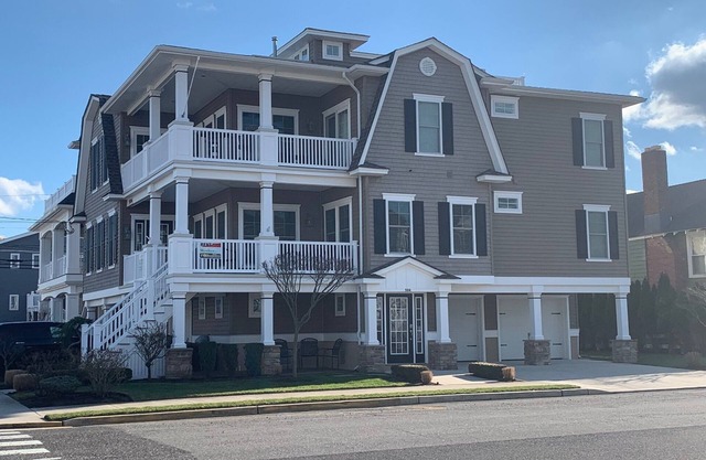 Pristine 5 bedroom, 4th house from the beach; 24th Street beach