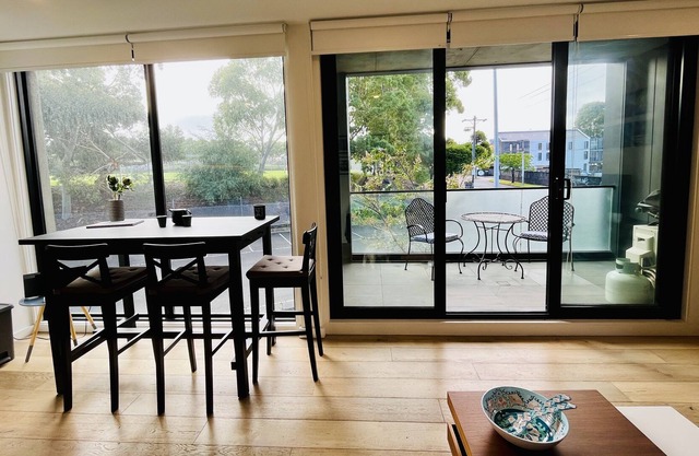 Pristine apartment in Kew School Zone, Walk to Glenferrie Rd, great PT links