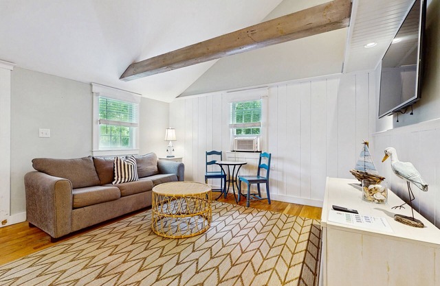 Pristine bungalow with amazing walkable location - WiFi, firepit, dog-friendly