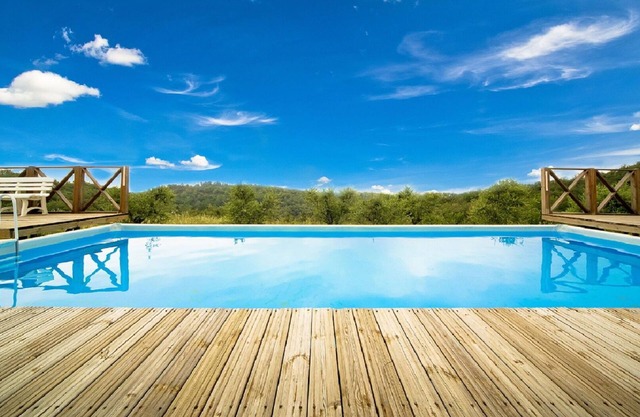 Private Villa with WIFI, private pool, hot tub, TV, pets allowed, panoramic view, close to Arezzo