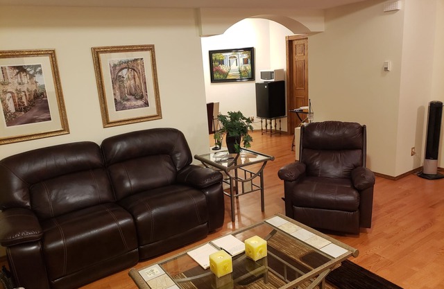 PRIVATE 1 B/R Suite in Upscale formerShowhome . 4 MIN walk to Lakeside beach Pk