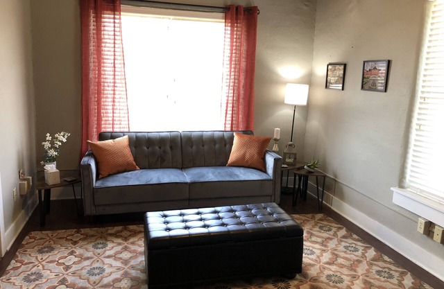 Private 1 bed, 1 bath condo located in downtown Stillwater. Wifi, desk, kitchen.