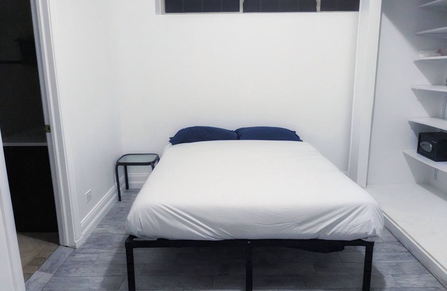 Private 2BR/2BA Suites, Desk, Kitchenette, Lake Access, Morse CTA, Loyola Campus