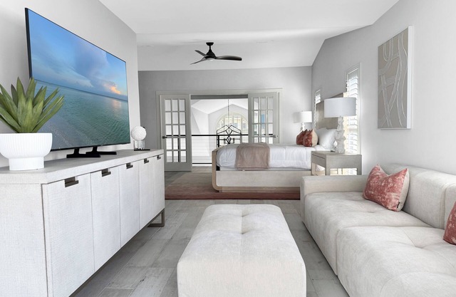 Private 3 bedrooms, 2 bathrooms Upper Level Suite 300 ft from Bonita Beach