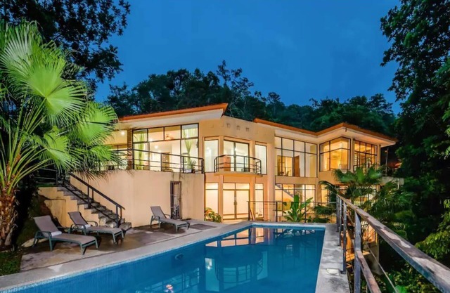 Private 5 Bedroom Home with Pool!