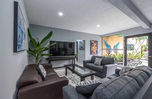 Private 5-bedroom house with pool, 50 yards from the beach