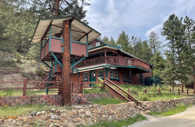 Private 5 Bedroom Cabin w/Fireplace, & Treehouse.