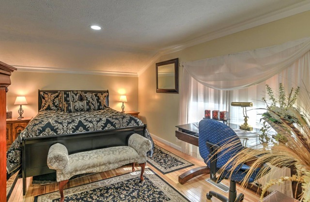 Private and comfortable. Close to everything including Biltmore House!