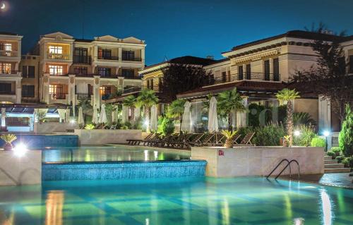 Private art STUDIO - ground floоr with terrace and green patio just infront ot the pool - just infront of Kavatsi beach