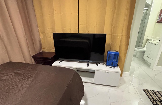Private Bachelor Suite Close to Downtown, Walking Distance to PNE, Playland,