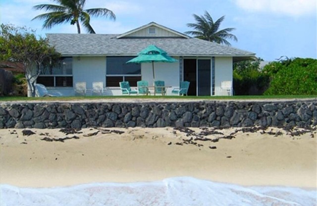 Private Beach House, outside seating, BBQ, Wi-fi. Special need-just ask Karen.