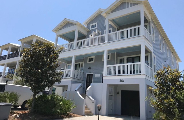 *PRIVATE BEACH* *PRIVATE POOL* *ELEVATOR* *12 BEACH BIKES*