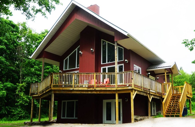 Private Chalet Retreat. Close to amenities. Very Roomy & Pet-Friendly!