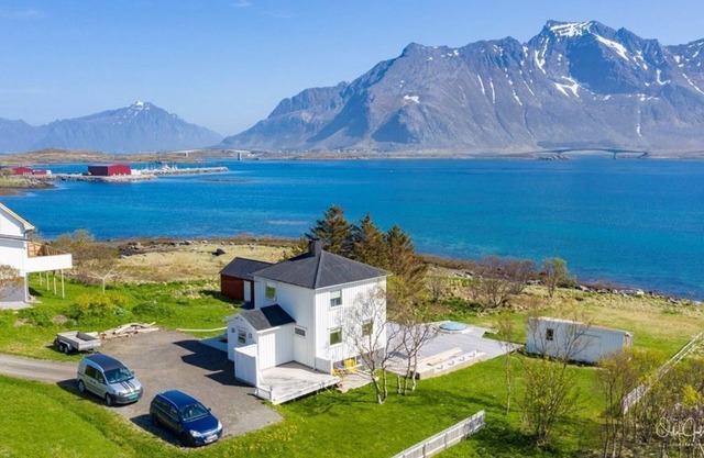 Private Cozy House by the Fjord