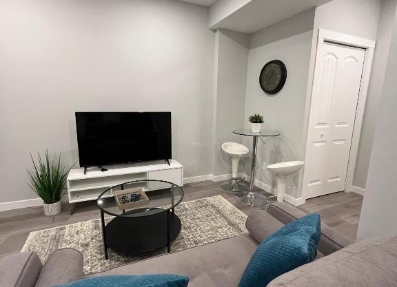 Private Cozy Secondary Suite, 2 Bedrooms, Separate Entrance