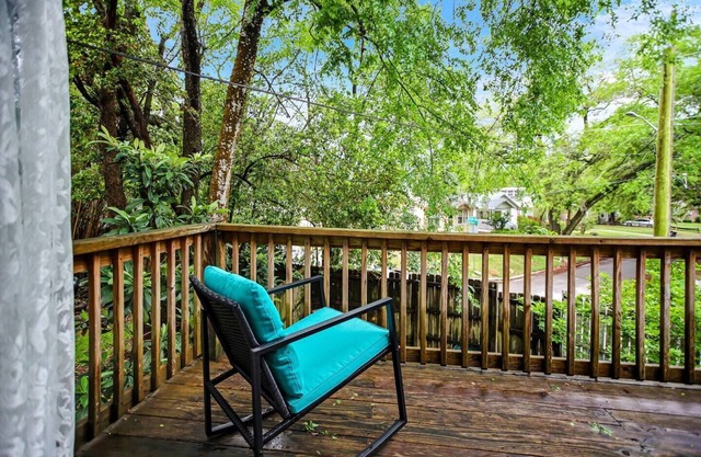 Private Detached Guesthouse, walking distance to Murray Hill's Shopping & eating