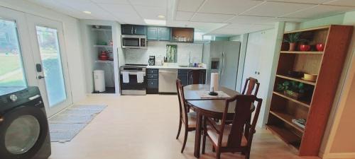 Private Family Walkout Basement - 2 queen beds & full bath