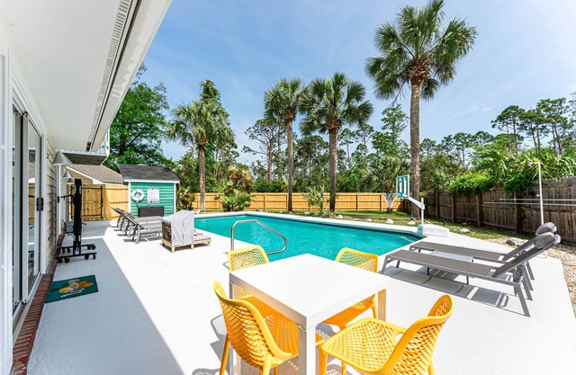 Private heated pool+sauna, 2 blocks to beach, game room, golf cart, dogs welcome