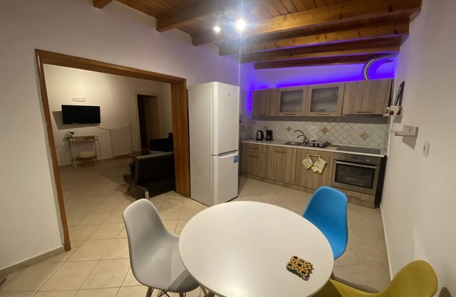 Private Home 10min away from Athens Int Airport. Beach 150meters away