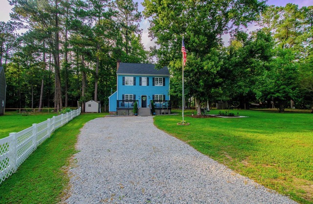 Private Homestead, 1.5 Acres, Spa, Gym, Firepit, Chickens, King Suite, Pets