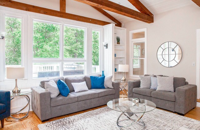 ✩ Private ✩ Horse Park ✩ Hot tub ✩ Ping-pong ✩ Foosball ✩ 4500 sqft ✩ Sleeps 20
