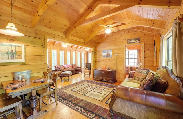 Private Hot Tub & Deck! Secluded Marion Cabin