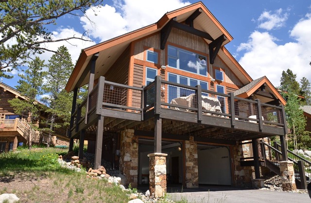 Private Hot Tub, Great Views, Pines Trees, Wi-Fi, Free Shuttle, 3 Bed/3 Bath