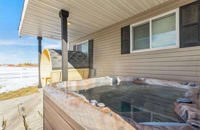 Private Hot tub, Sauna, Prime Location!