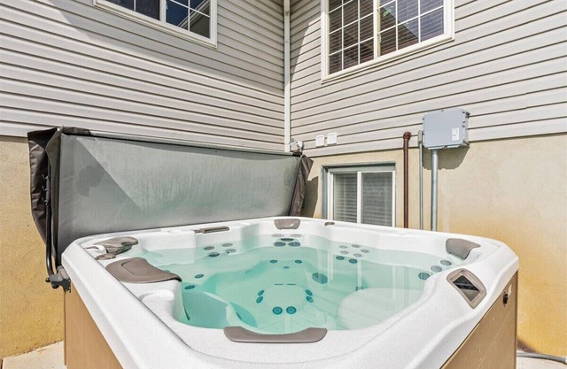 Private HotTub, Veranda & Fully Fenced Yard!