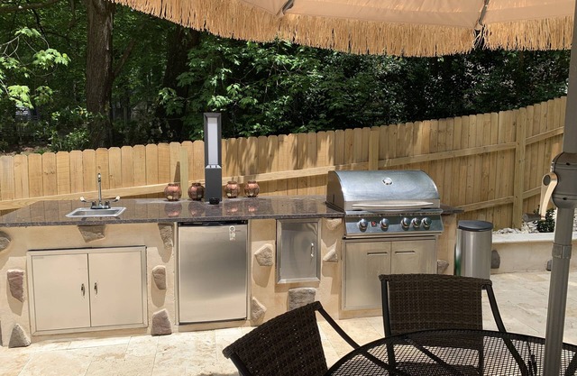 Private house 15mins.from Raleigh Dntwn w/private pool, hot tub, and firepit.