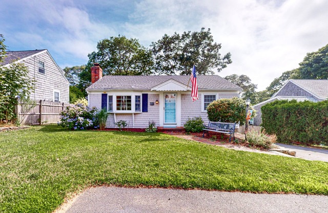 Private house close to beach with grill, AC, yard, and deck