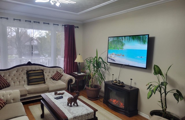 Private House in Center of Ottawa with 5 parking close to Ottawa airport