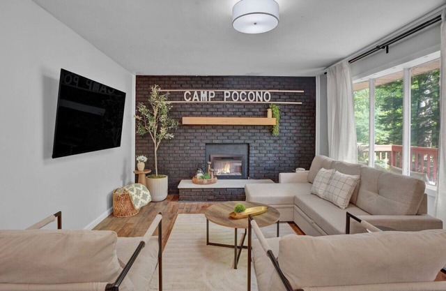 Private Jacuzzi, Firepit, Grill, Backyard entrance to East Lake, Tennis, Basketball, Soccer, Volleyball!