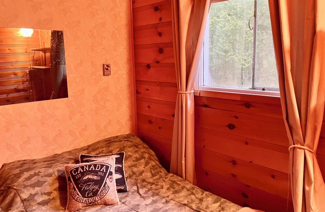 Private lakehouse oasis awaits -Family & Pet Friendly-Barry's Bay