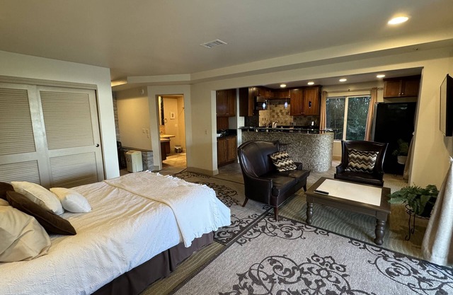 Private Large Guesthouse in Coastal Del Mar, close to beaches and restaurants.